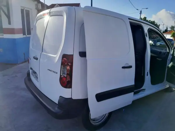 Peugeot Partner 2018 - 13900 EUR, 179163 km - AUTO.MOTO.pt - 179163km - foto 3 de 11