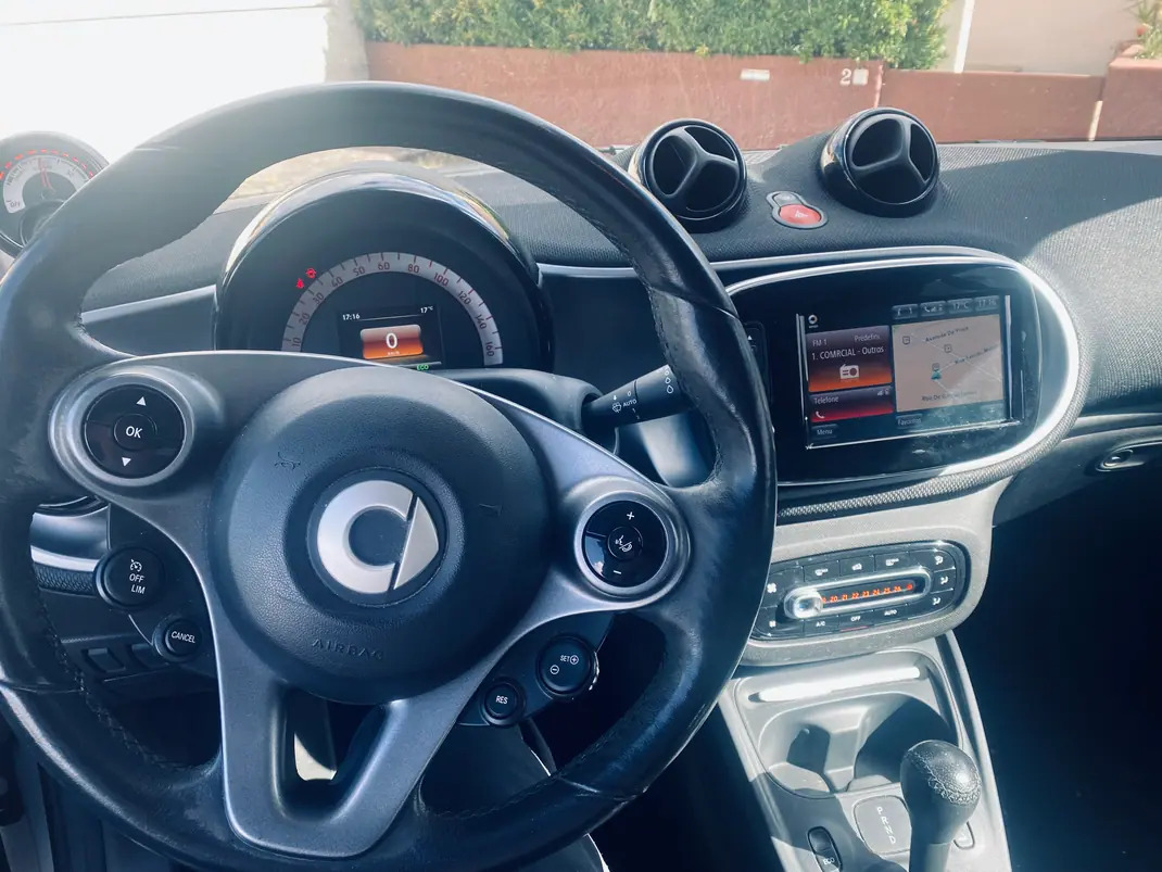 Smart Fortwo Cabrio 2019 - 9000 EUR, 150000 km - AUTO.MOTO.pt - 150000km - foto 13 de 15