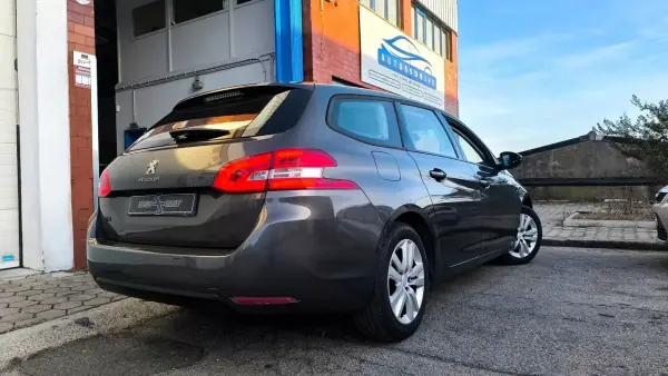 Peugeot 308 SW 2018 - 9900 EUR, 175000 km - AUTO.MOTO.pt - 175000km - foto 8 de 16