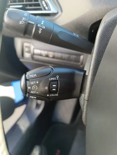 Peugeot 308 2018 - 12900 EUR, 219000 km - AUTO.MOTO.pt - 219000km - foto 19 de 23