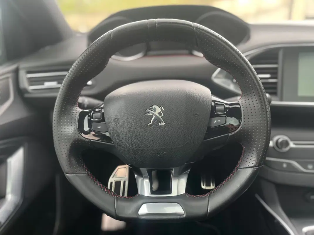 Peugeot 308 2016 - 16900 EUR, 150000 km - AUTO.MOTO.pt - 150000km - foto 17 de 20