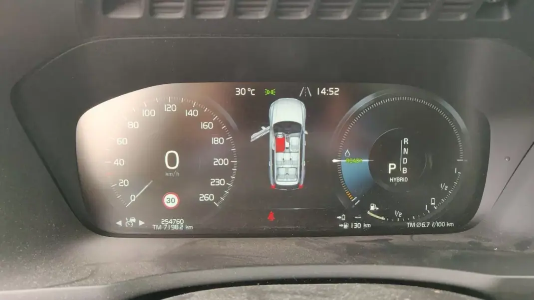 Volvo XC 90 2015 - 25890 EUR, 255209 km - 255209km - foto 7 de 10