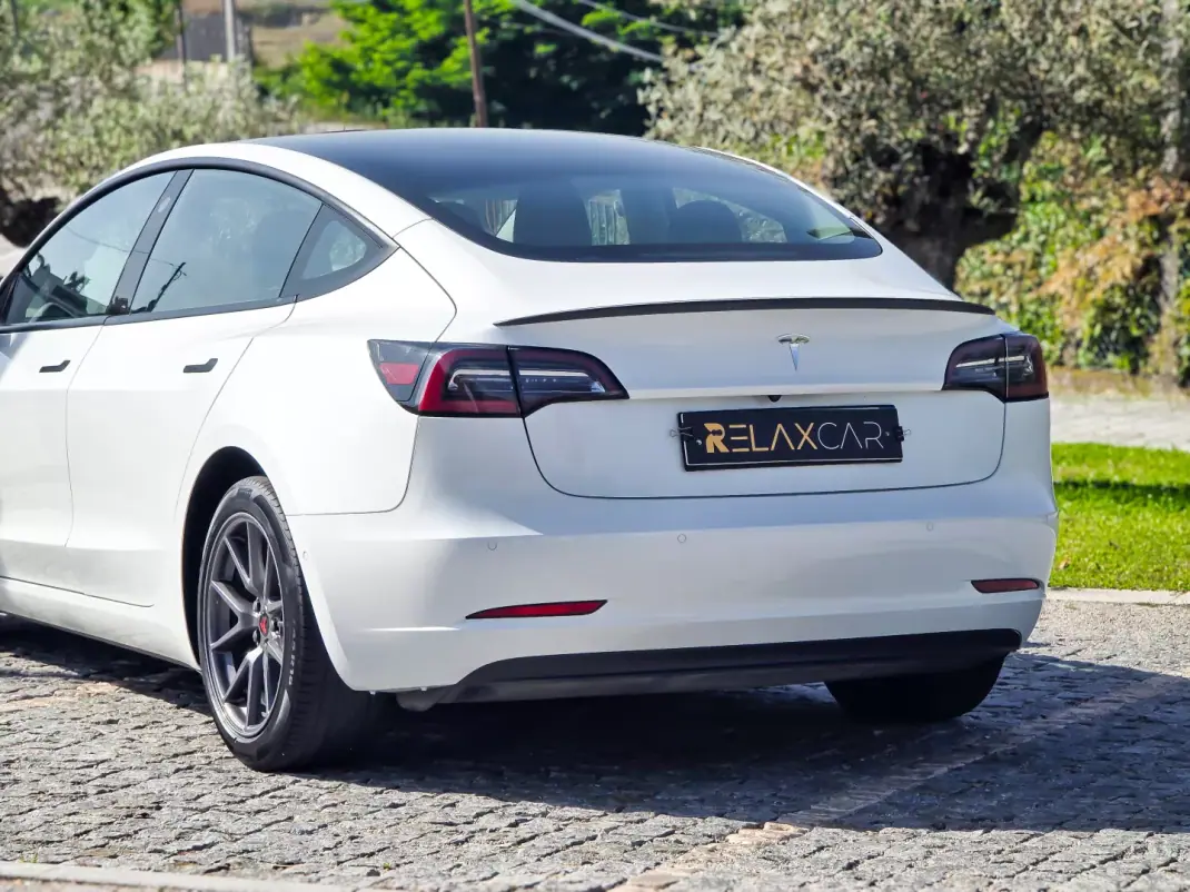 Tesla Model 3 2021 - 24990 EUR, 113300 km - AUTO.MOTO.pt - 113300km - foto 22 de 26