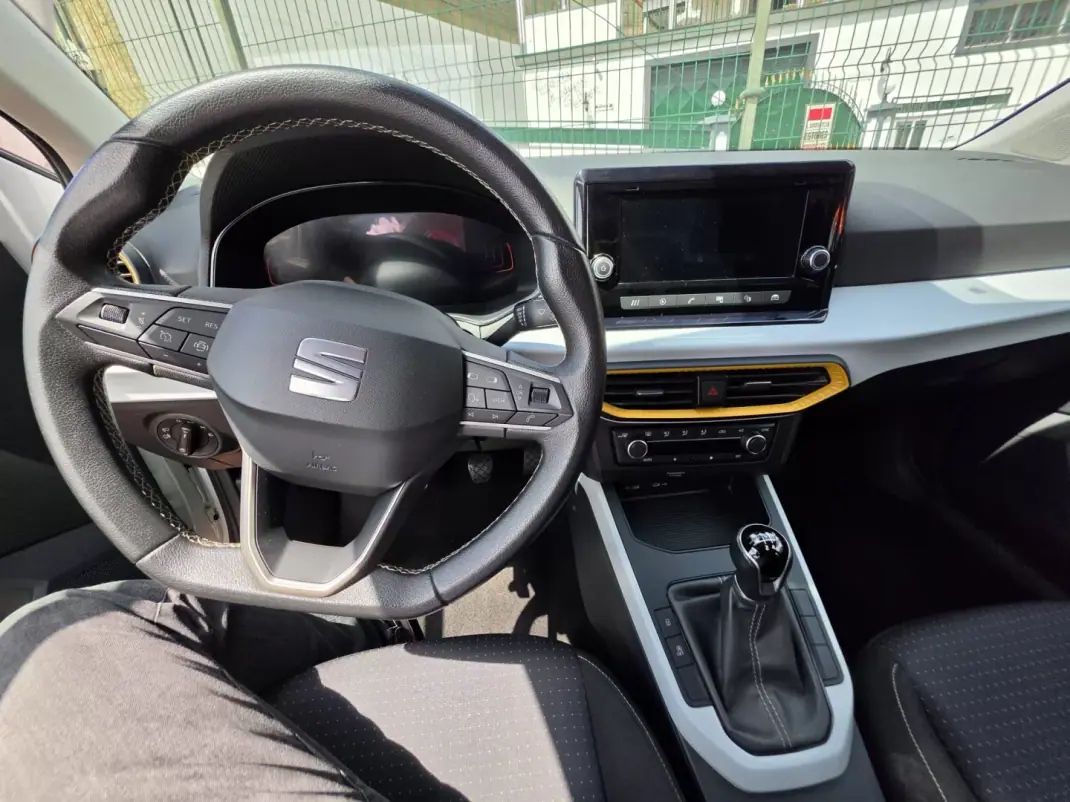 SEAT Arona 2023 - 15950 EUR, 77500 km - AUTO.MOTO.pt - 77500km - foto 4 de 6