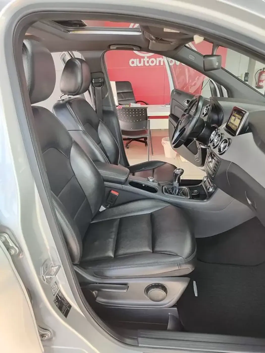 Mercedes-Benz B 180 2012 - 10950 EUR, 220000 km - AUTO.MOTO.pt - 220000km - foto 18 de 32