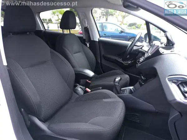 Peugeot 208 2019 - 12250 EUR, 136000 km - AUTO.MOTO.pt - 136000km - foto 3 de 23