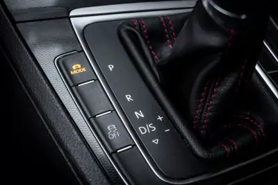 Volkswagen Golf 2015 - 24990 EUR, 83192 km - AUTO.MOTO.pt - 83192km - foto 23 de 45