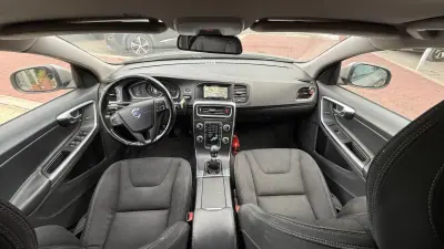 Volvo V60 2015 - 9990 EUR, 265000 km - AUTO.MOTO.pt - 265000km - foto 17 de 25