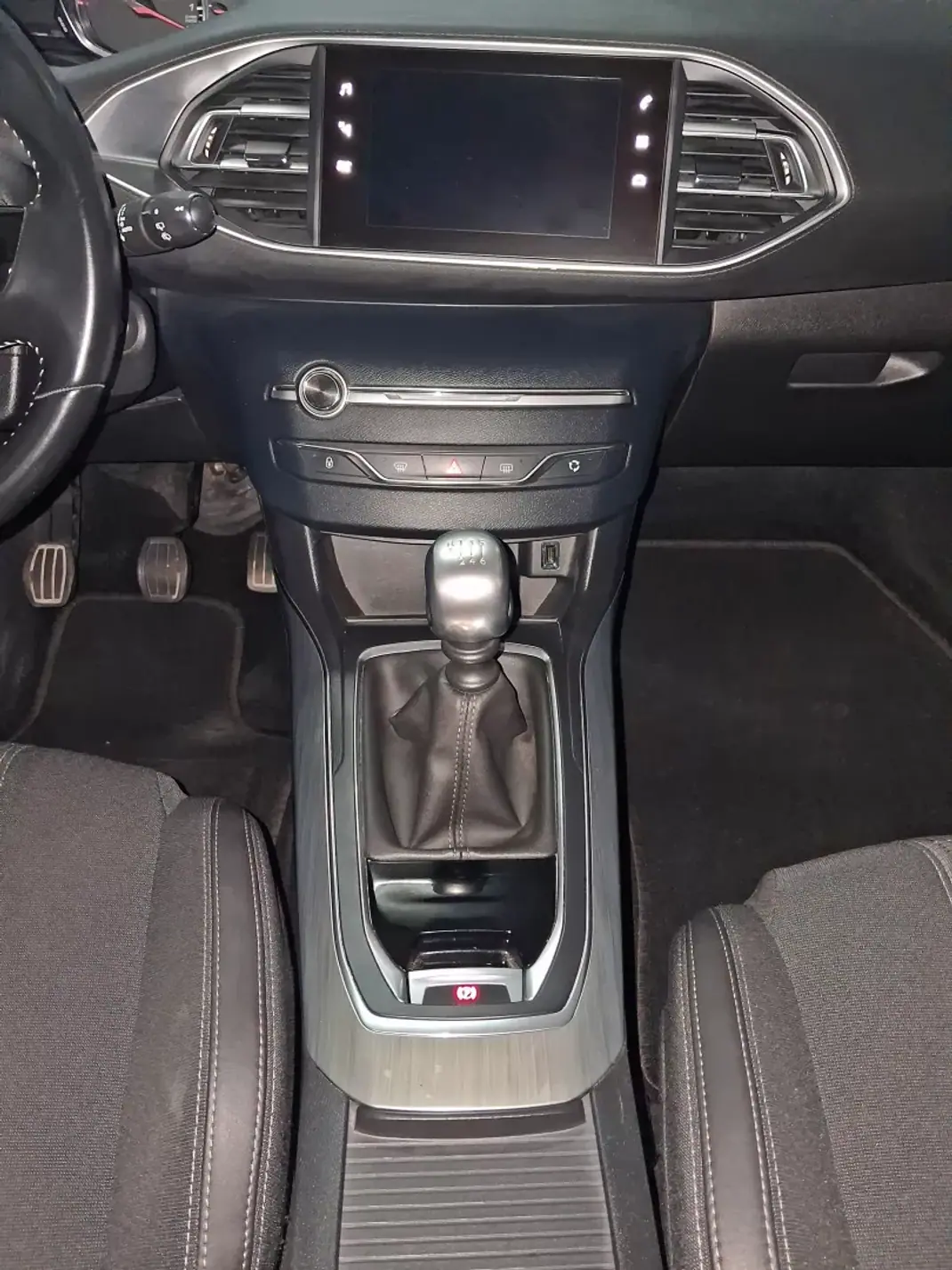 Peugeot 308 SW 2018 - 8990 EUR, 134000 km - 134000km - foto 14 de 26