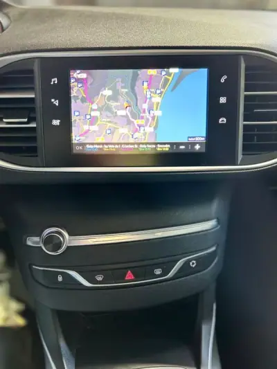 Peugeot 308 SW 2018 - 11500 EUR, 155853 km - AUTO.MOTO.pt - 155853km - foto 16 de 38