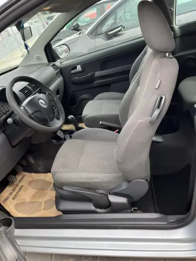 Volkswagen Fox 2009 - 2750 EUR, 240000 km - AUTO.MOTO.pt - 240000km - foto 7 de 9