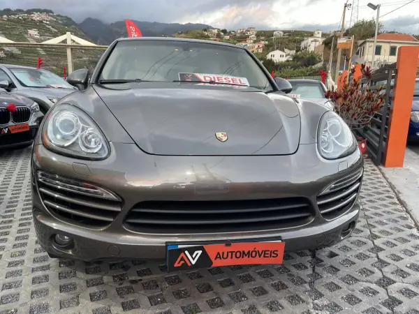 Porsche Cayenne 2011 - 25950 EUR, 237203 km - AUTO.MOTO.pt - 237203km - foto 2 de 12
