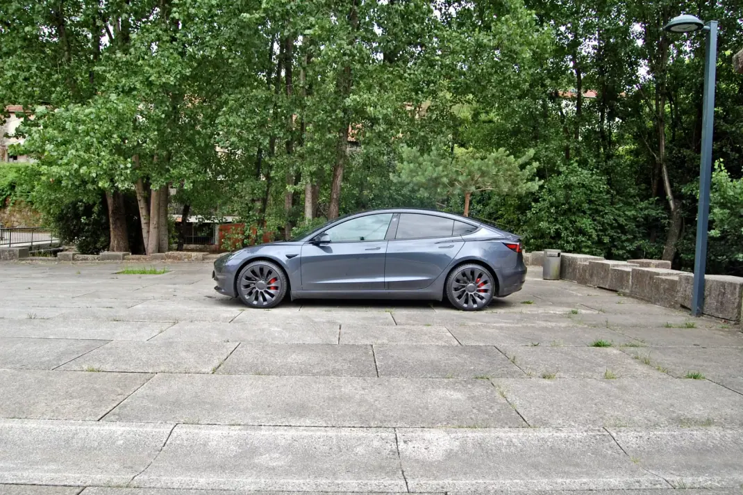 Tesla Model 3 2022 - 34500 EUR, 50871 km - AUTO.MOTO.pt - 50871km - foto 1 de 13