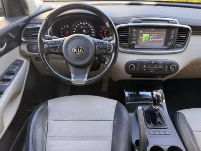 Kia Sorento 2015 - 16000 EUR, 175000 km - AUTO.MOTO.pt - 175000km - foto 9 de 22