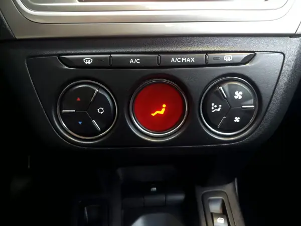 Citroën C-Elysée 2018 - 12500 EUR, 63213 km - AUTO.MOTO.pt - 63213km - foto 13 de 25