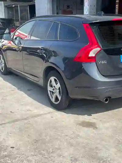 Volvo V60 2014 - 7750 EUR, 220000 km - AUTO.MOTO.pt - 220000km - foto 6 de 13
