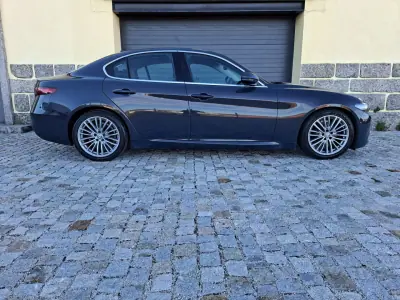 Alfa Romeo Giulia 2018 - 19990 EUR, 123965 km - AUTO.MOTO.pt - 123965km - foto 3 de 17