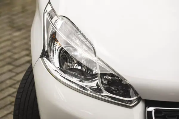 Peugeot 208 2014 - 7900 EUR, 203000 km - AUTO.MOTO.pt - 203000km - foto 4 de 18