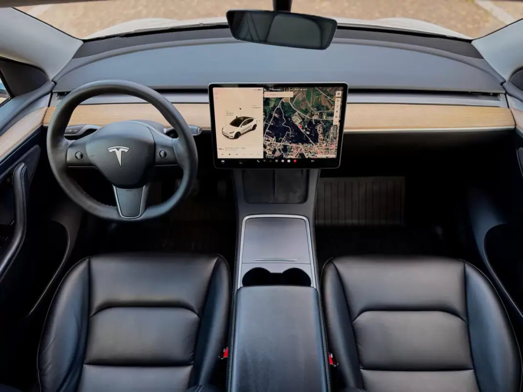 Tesla Model Y 2021 - 32500 EUR, 135000 km - 135000km - foto 6 de 23