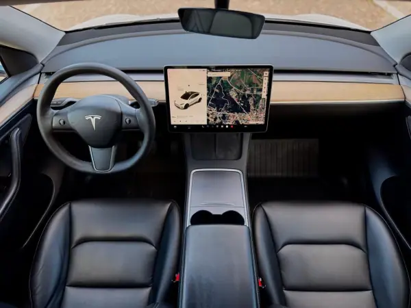 Tesla Model Y 2021 - 31500 EUR, 135000 km - AUTO.MOTO.pt - 135000km - foto 6 de 23