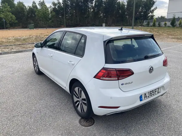 Volkswagen e-Golf 2017 - 14900 EUR, 180000 km - AUTO.MOTO.pt - 180000km - foto 4 de 25