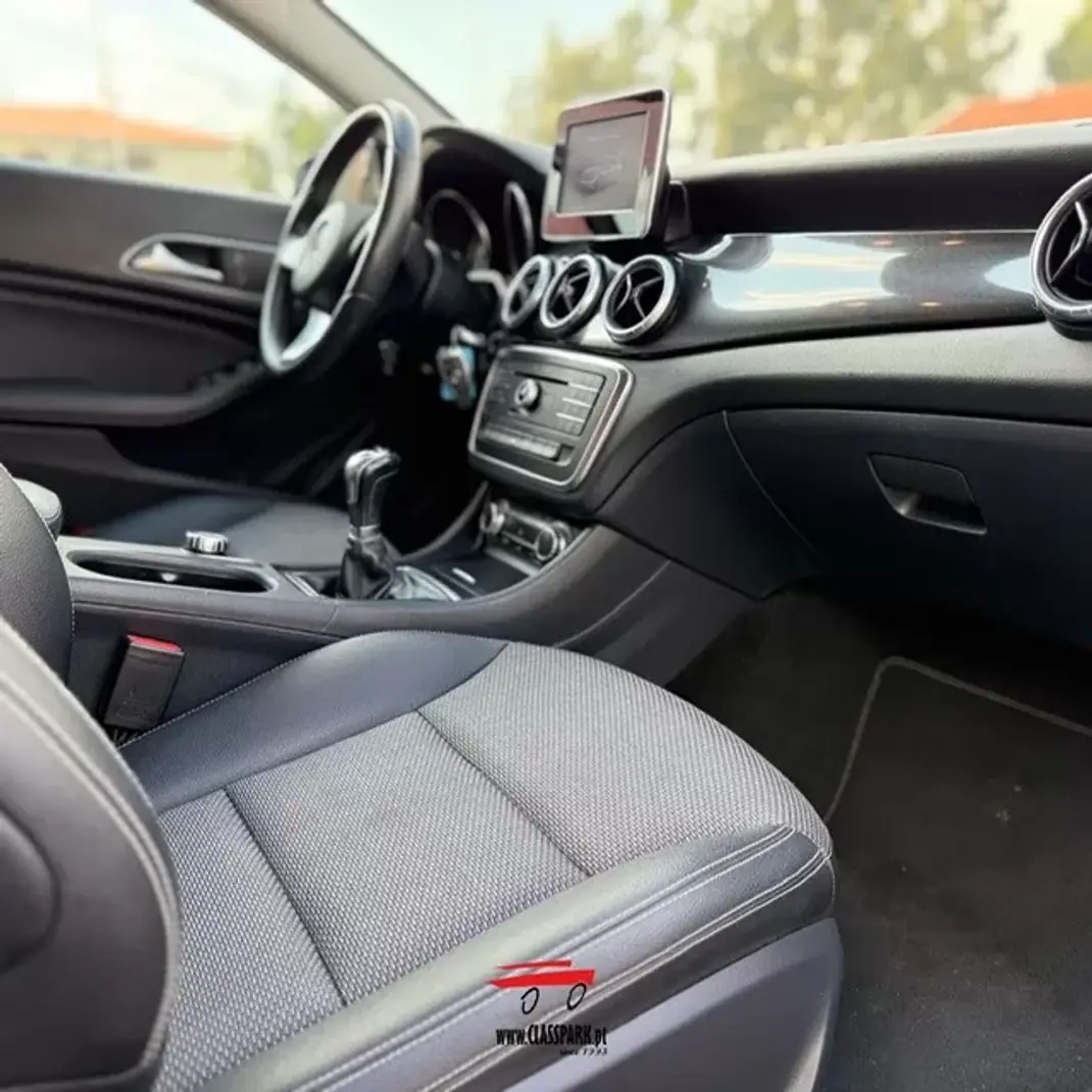 Mercedes-Benz CLA 180 2015 - 17500 EUR, 184000 km - AUTO.MOTO.pt - 184000km - foto 14 de 22