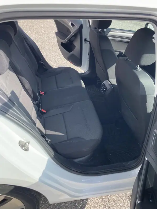 Volkswagen e-Golf 2017 - 14900 EUR, 180000 km - AUTO.MOTO.pt - 180000km - foto 8 de 25