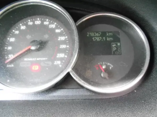 Renault Mégane 2013 - 9750 EUR, 218367 km - AUTO.MOTO.pt - 218367km - foto 13 de 17
