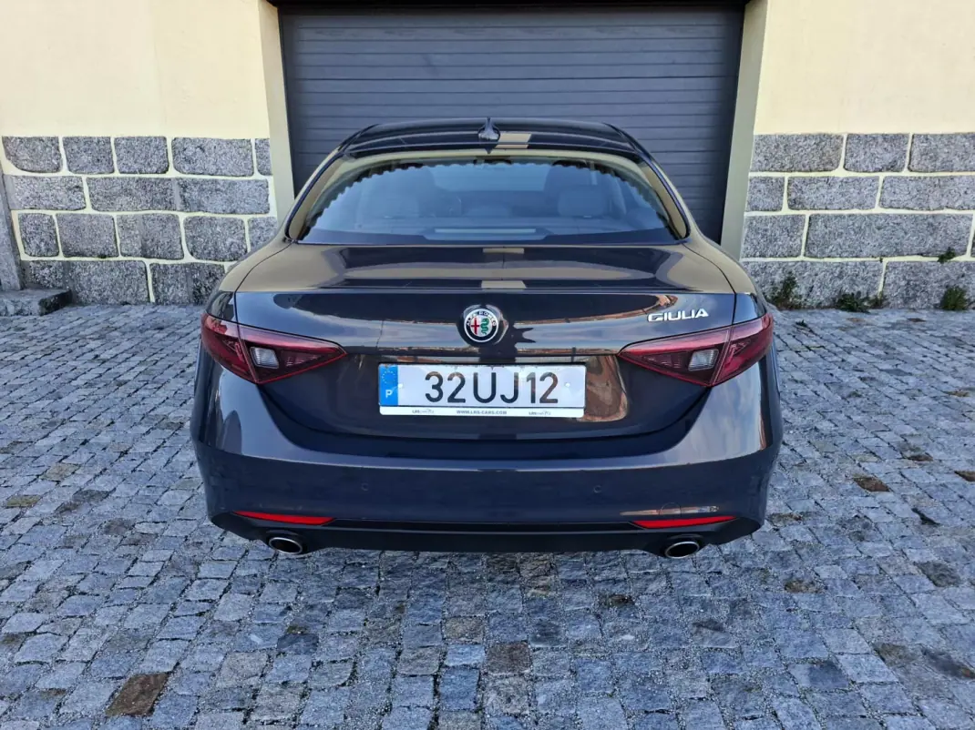Alfa Romeo Giulia 2018 - 19990 EUR, 123965 km - AUTO.MOTO.pt - 123965km - foto 4 de 17