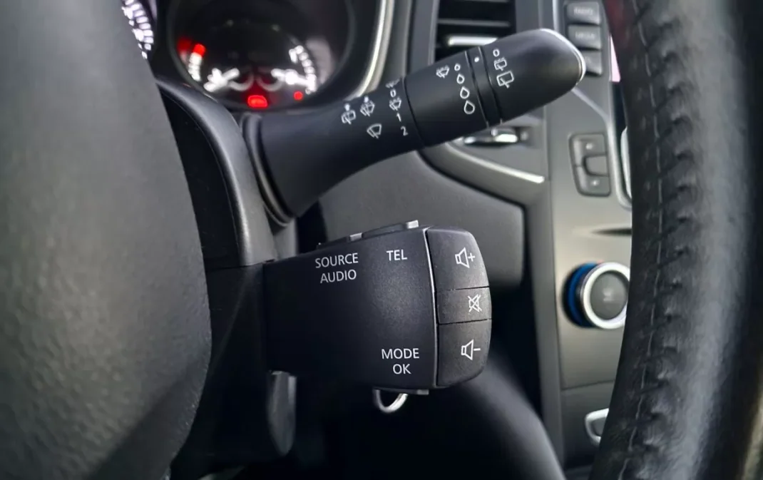 Renault Mégane Sport Tourer 2019 - 15990 EUR, 80068 km - AUTO.MOTO.pt - 80068km - foto 18 de 24