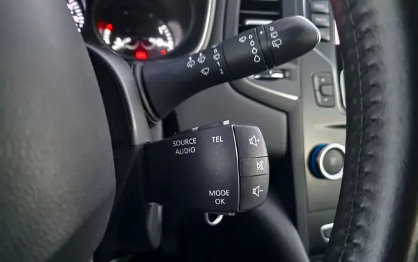 Renault Mégane Sport Tourer 2019 - 15990 EUR, 80068 km - AUTO.MOTO.pt - 80068km - foto 18 de 24