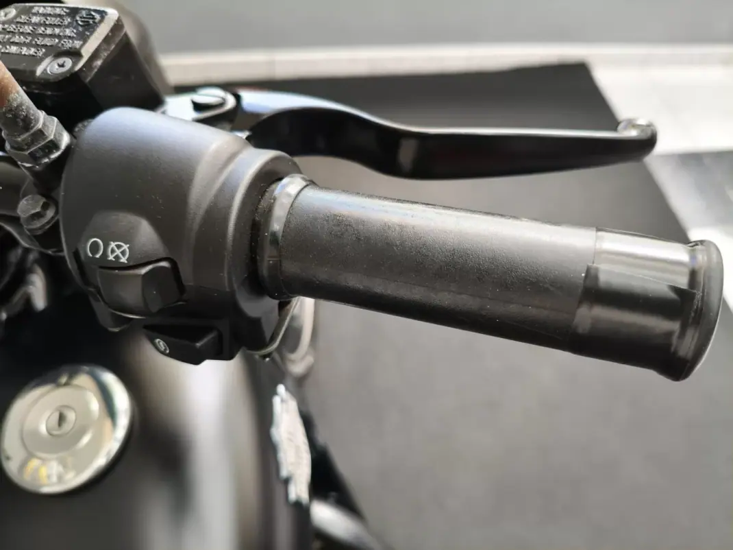 Harley-Davidson Dyna Glide Street Bob 2016 - 5950 EUR, 3000 km - AUTO.MOTO.pt - 3000km - foto 13 de 21