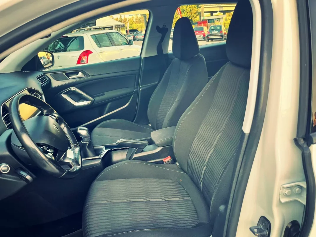 Peugeot 308 2014 - 12500 EUR, 151000 km - AUTO.MOTO.pt - 151000km - foto 10 de 16