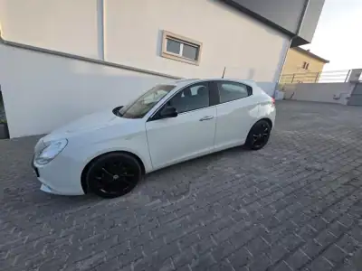 Alfa Romeo Giulietta 2015 - 13500 EUR, 148000 km - AUTO.MOTO.pt - 148000km - foto 16 de 49