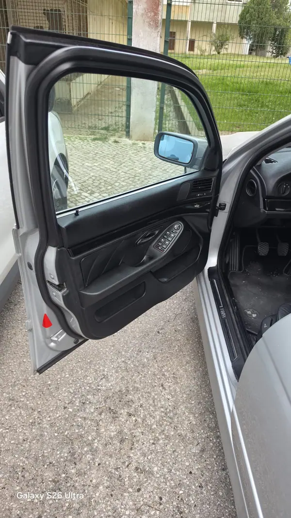 BMW 520 2003 - 4500 EUR, 300000 km - AUTO.MOTO.pt - 300000km - foto 16 de 23