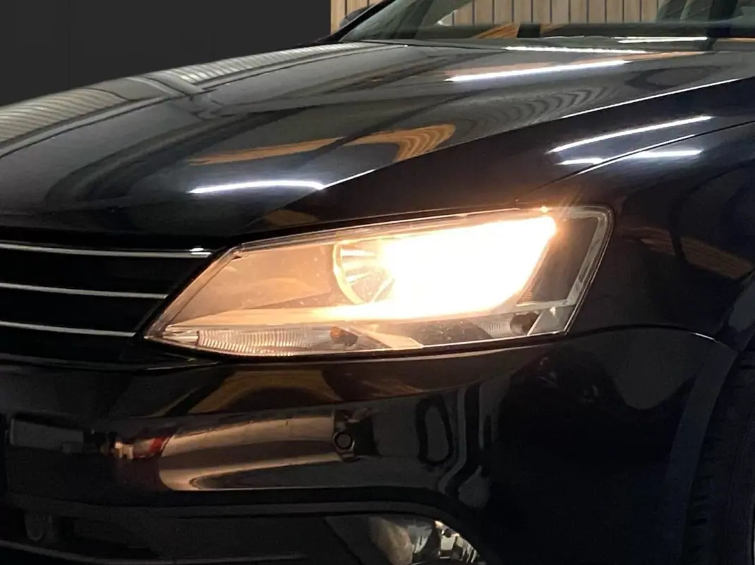 Volkswagen Jetta 2015 - 8950 EUR, 305000 km - AUTO.MOTO.pt - 305000km - foto 5 de 20