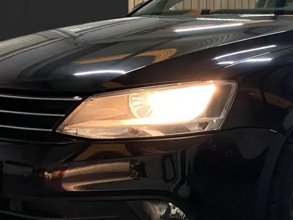 Volkswagen Jetta 2015 - 8950 EUR, 305000 km - AUTO.MOTO.pt - 305000km - foto 5 de 20
