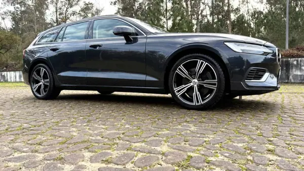 Volvo V60 2020 - 26500 EUR, 129000 km - AUTO.MOTO.pt - 129000km - foto 23 de 25