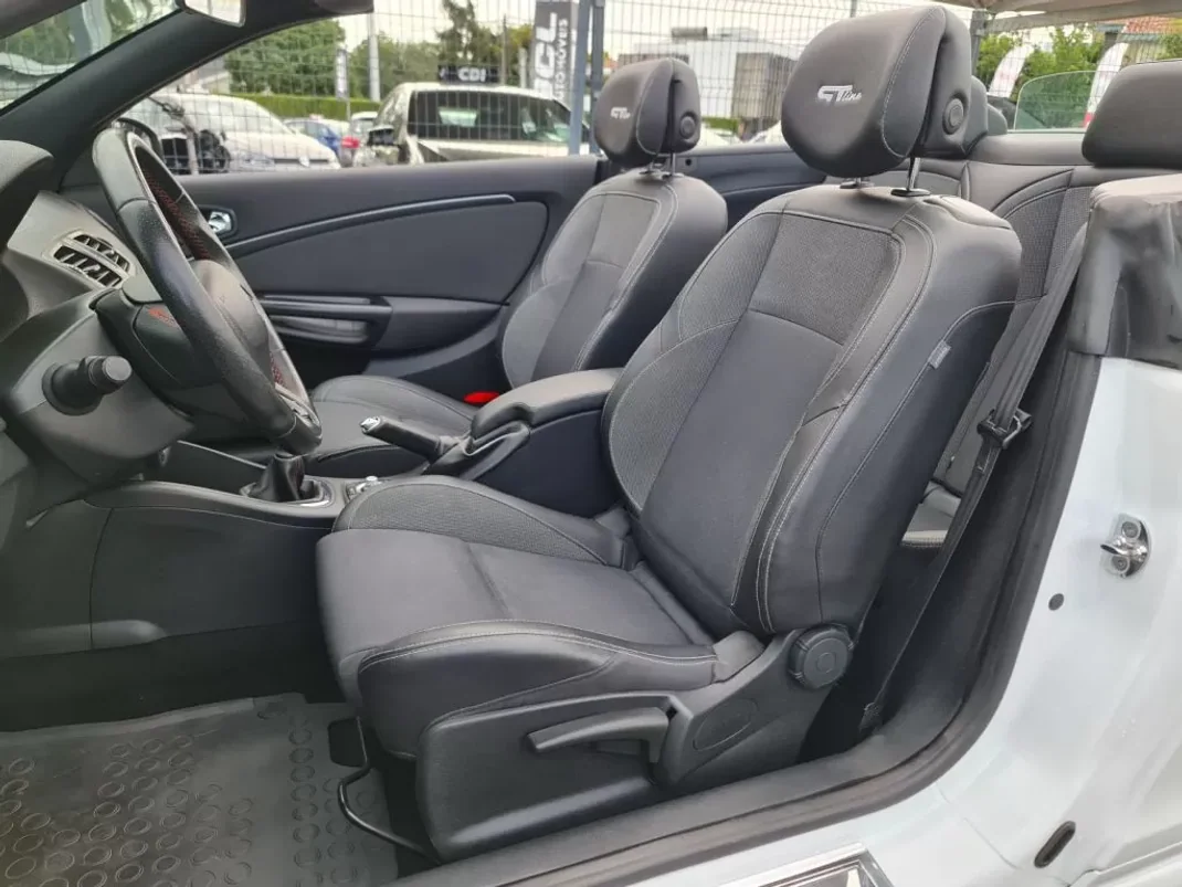 Renault Mégane Cabrio 2015 - 14990 EUR, 195000 km - AUTO.MOTO.pt - 195000km - foto 40 de 43