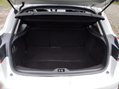 Renault Mégane 2013 - 3750 EUR, 320000 km - AUTO.MOTO.pt - 320000km - foto 10 de 27