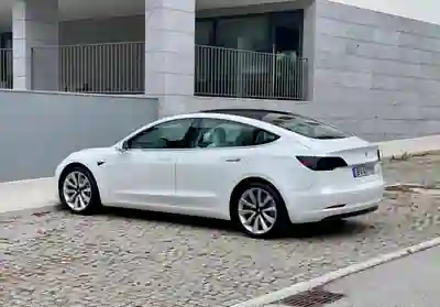 Tesla Model 3 2019 - 20000 EUR, 72000 km - AUTO.MOTO.pt - 72000km - foto 6 de 10