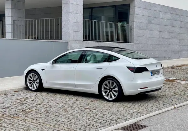 Tesla Model 3 2019 - 20000 EUR, 72000 km - AUTO.MOTO.pt - 72000km - foto 6 de 10
