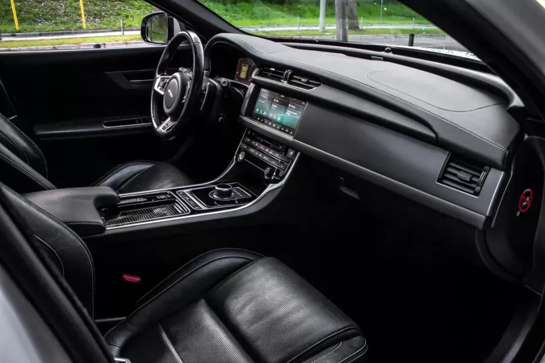 Jaguar XF Sportbrake 2019 - 23990 EUR, 147458 km - AUTO.MOTO.pt - 147458km - foto 26 de 45