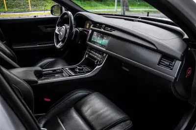 Jaguar XF Sportbrake 2019 - 23990 EUR, 147458 km - AUTO.MOTO.pt - 147458km - foto 26 de 45
