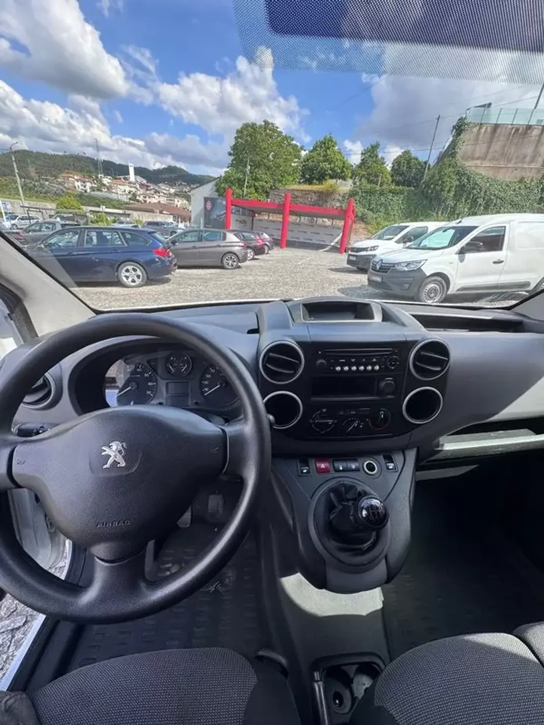 Peugeot 2017 - 10900 EUR, 168000 km - AUTO.MOTO.pt - 168000km - foto 8 de 8