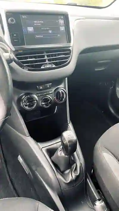 Peugeot 208 2015 - 8500 EUR, 104000 km - AUTO.MOTO.pt - 104000km - foto 8 de 15