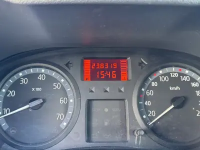 Renault Clio 2006 - 3500 EUR, 238000 km - AUTO.MOTO.pt - 238000km - foto 7 de 12