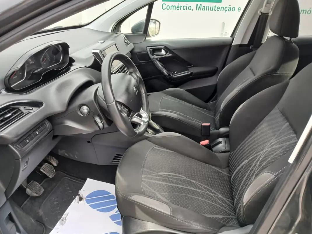 Peugeot 208 2015 - 7450 EUR, 116512 km - AUTO.MOTO.pt - 116512km - foto 12 de 23