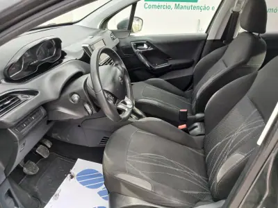 Peugeot 208 2015 - 7450 EUR, 116512 km - AUTO.MOTO.pt - 116512km - foto 12 de 23