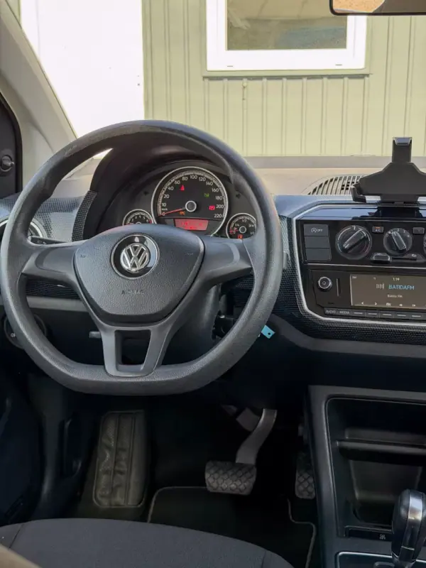 Volkswagen Up! 2017 - 7500 EUR, 191000 km - AUTO.MOTO.pt - 191000km - foto 8 de 10